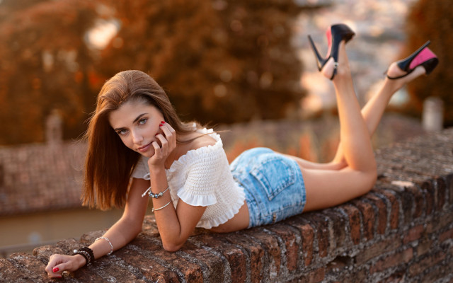 Eszter mattioni glamor posing brick free wallpaper - medium preview image