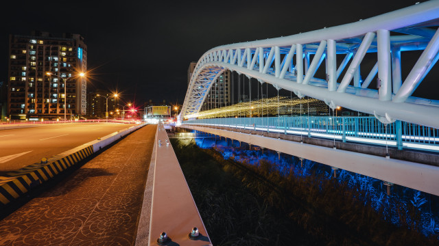 Night lit bridge cityscape holography free wallpaper - medium preview image