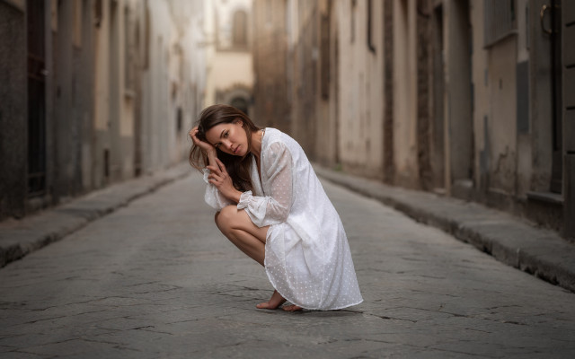 Woman kneeling alleyway blurry portrait free wallpaper - medium preview image