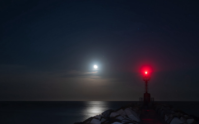 Red light ocean night moon free wallpaper - medium preview image