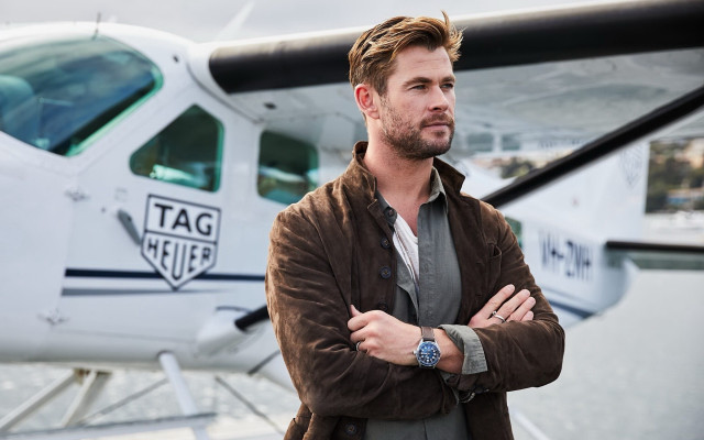 Man plane crossed arms bronze free wallpaper - medium preview image