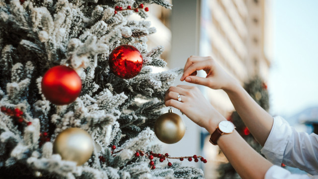 Christmas tree ornaments red gold free wallpaper - medium preview image