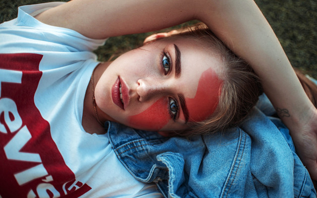 Girl redface laying blueeyes necklace free wallpaper - medium preview image