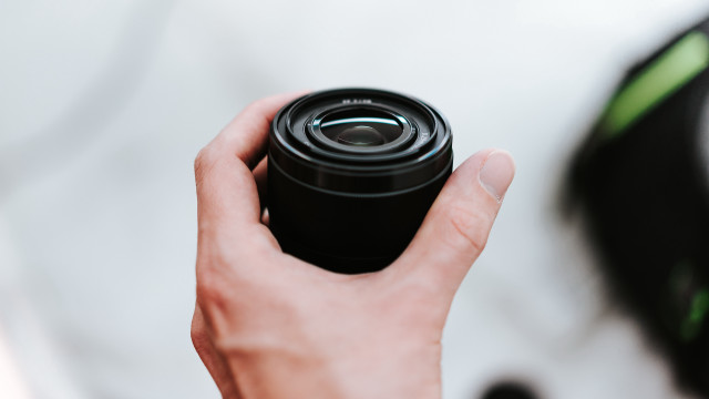 Camera holding person blurry background free wallpaper - medium preview image