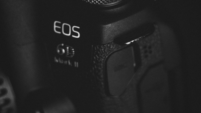 Camera lens eos macro greyscale free wallpaper - medium preview image
