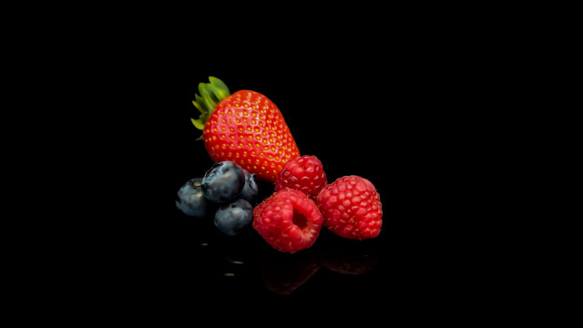 Berries raspberry reflection photorealism stilllife free wallpaper - medium preview image