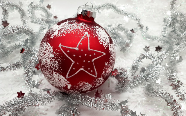 Red ornament star silver tinsel free wallpaper - medium preview image