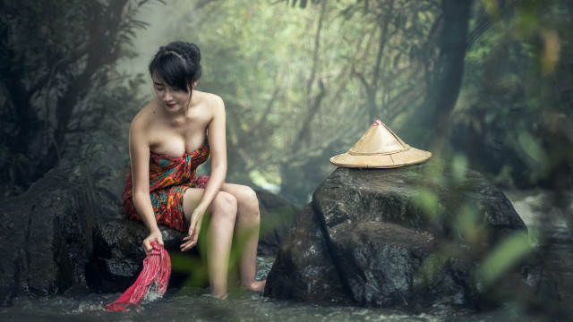 Woman red dress stream hat free wallpaper - medium preview image