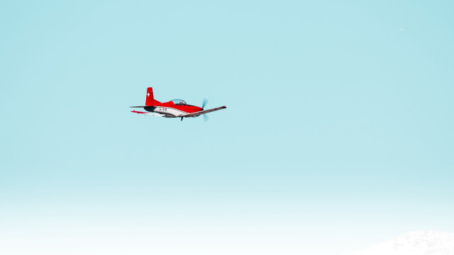 Small red white plane sky free wallpaper - medium preview image