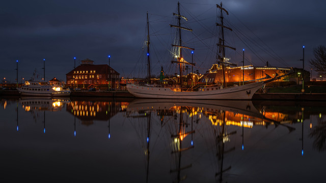 Harbor boat fullmoon night city free wallpaper - medium preview image