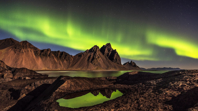 Aurora mountain lake reflection night free wallpaper - medium preview image
