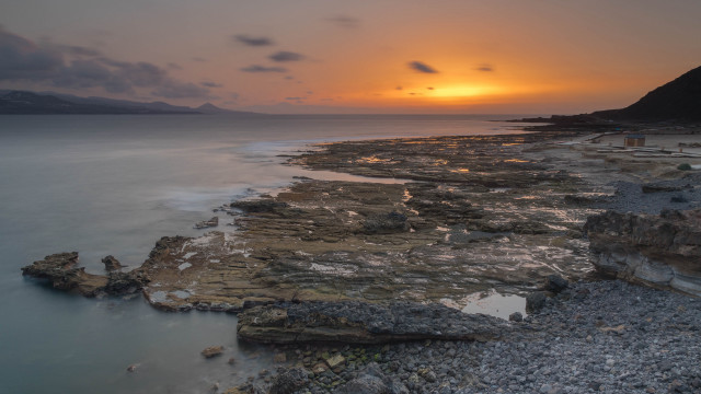 Sunset rocky beach mountains city free wallpaper - medium preview image