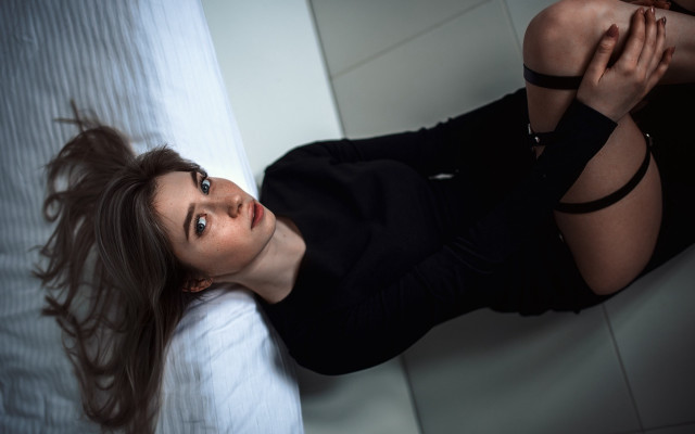 Woman bed crossed portrait elina free wallpaper - medium preview image