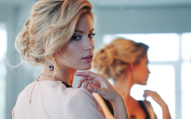 Woman dress mirror necklace blonde free wallpaper - medium preview image