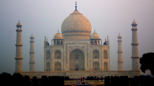 White dome towers fantasy cityscape free wallpaper - medium preview image