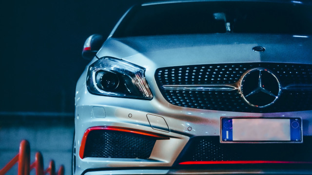 Mercedes benz garage hood tiltshift free wallpaper - medium preview image
