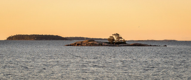 Small island lone tree sunset free wallpaper - medium preview image