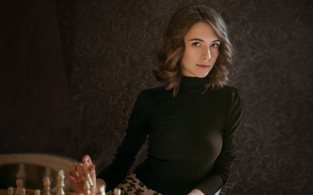 Woman chess arabesque portrait studio free wallpaper - medium preview image