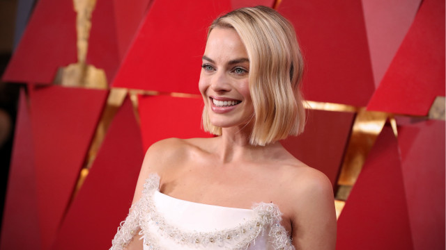 Woman smiling red carpet white free wallpaper - medium preview image