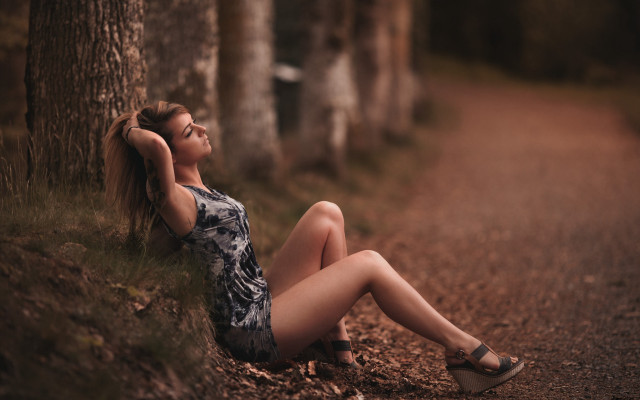 Woman sitting by tree tilt free wallpaper - medium preview image