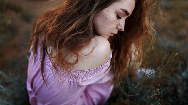Freckled woman in field phone free wallpaper - medium preview image