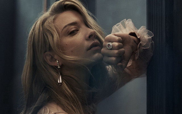 Woman ring door handle blonde free wallpaper - medium preview image
