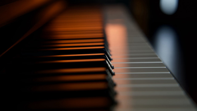 Piano keyboard light minimalism blurry free wallpaper - medium preview image