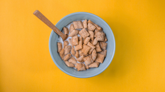 Cereal wooden spoon yellow gradient free wallpaper - medium preview image