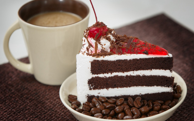 Cake coffee plate blurry depth free wallpaper - medium preview image