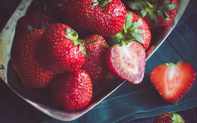 Strawberries bowl table cloth fauvism free wallpaper - medium preview image