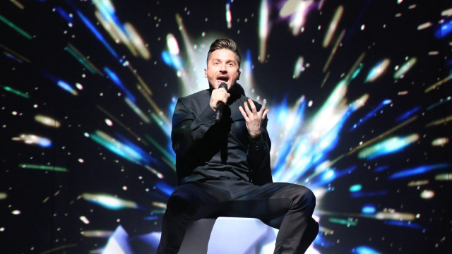 Man black suit singing microphone free wallpaper - medium preview image