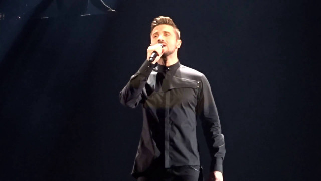 Man stage microphone singing performance free wallpaper - medium preview image