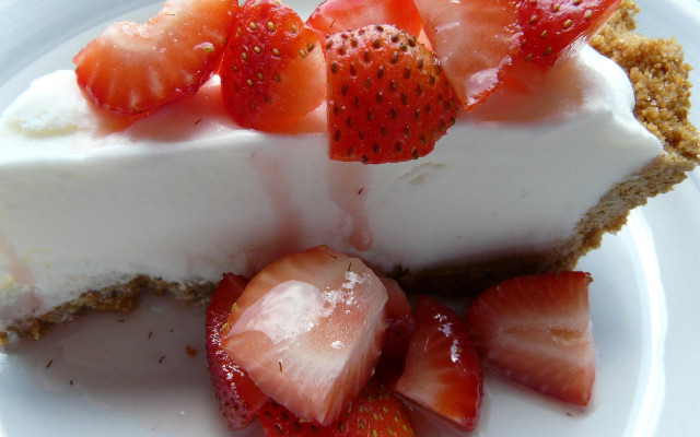 Heavenly cake strawberries plate cream free wallpaper - medium preview image
