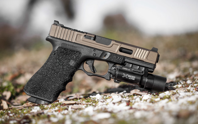 Gun flashlight blurry background daisy free wallpaper - medium preview image