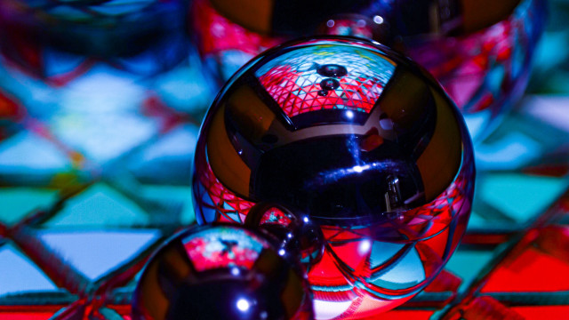 Glass object kinetic art raytraced free wallpaper - medium preview image
