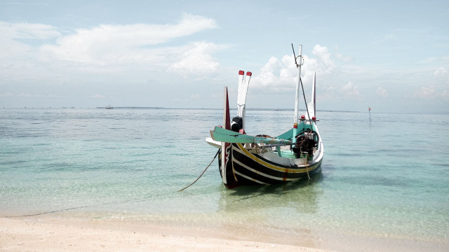 Beach boat people sky ocean free wallpaper - medium preview image