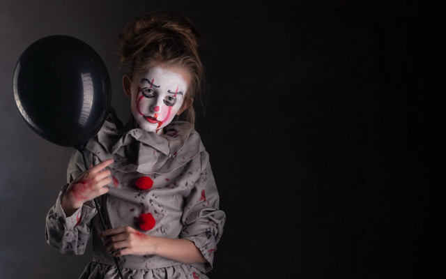 Clown balloon creepy face blood free wallpaper - medium preview image