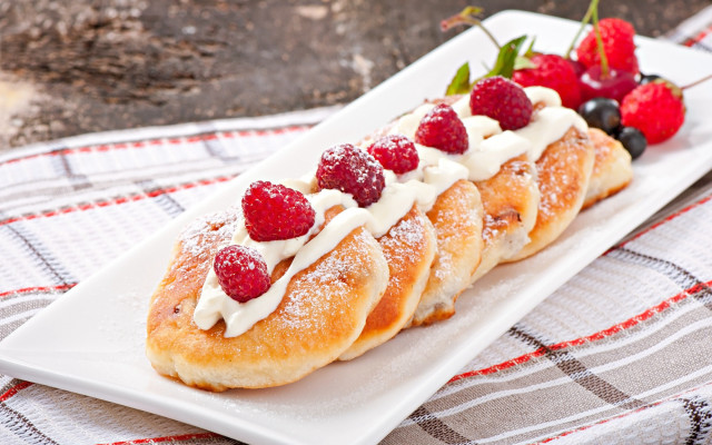 Berry cream pastry plate fork free wallpaper - medium preview image