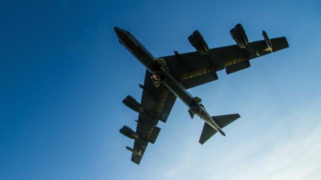 Large jet flying blue sky free wallpaper - medium preview image