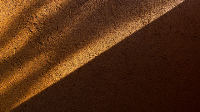 Wall shadow clock minimalism raytraced free wallpaper - medium preview image