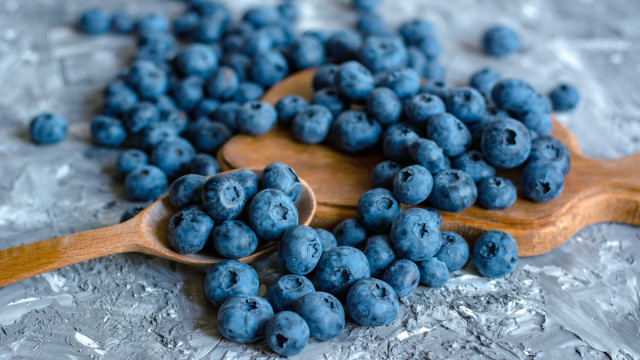 Blueberries wooden spoon ice crystals free wallpaper - medium preview image