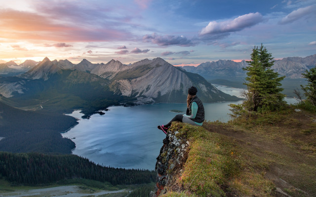 Cliff lake mountains sunset man free wallpaper - medium preview image