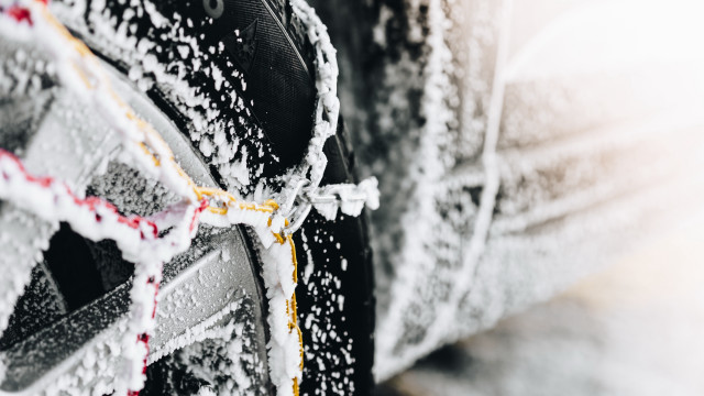 Snowy car tire winter blur free wallpaper - medium preview image
