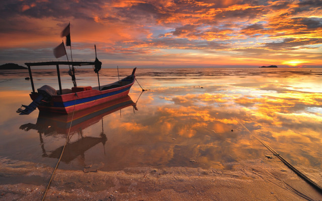 Beach sunset boat flag clouds free wallpaper - medium preview image