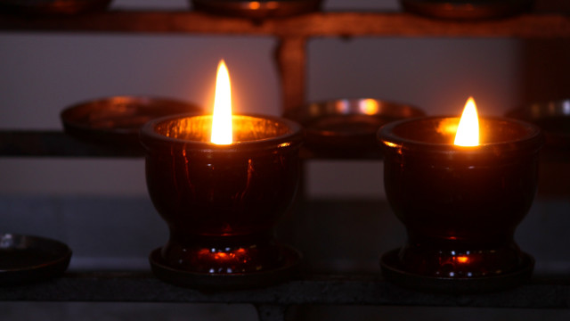 Candles bowl table background blurry free wallpaper - medium preview image