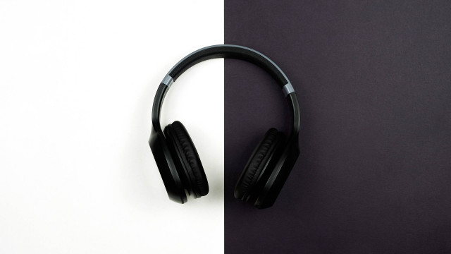 Headphones table wall stripe minimal free wallpaper - medium preview image