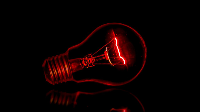 Red light bulb reflection photorealism free wallpaper - medium preview image