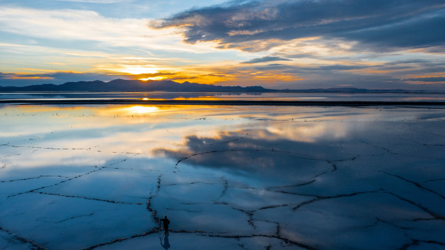 Ocean mountain sunset clouds horizon free wallpaper - medium preview image