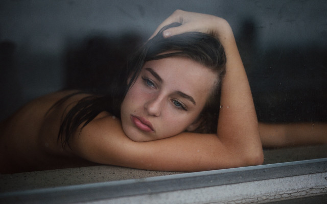 Woman leaning bathtub blue eyes free wallpaper - medium preview image