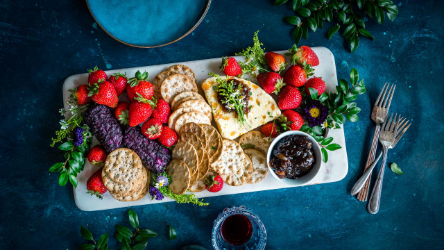 Platter crackers strawberries christmas night free wallpaper - medium preview image